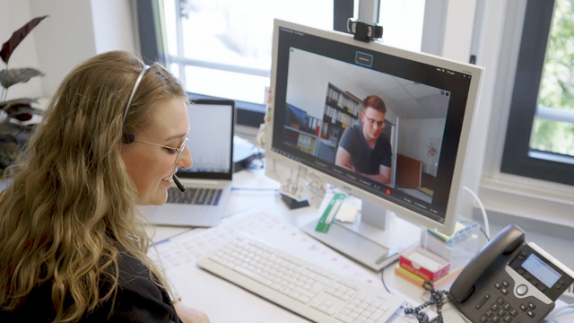 Meike S. führt einen Videoanruf
