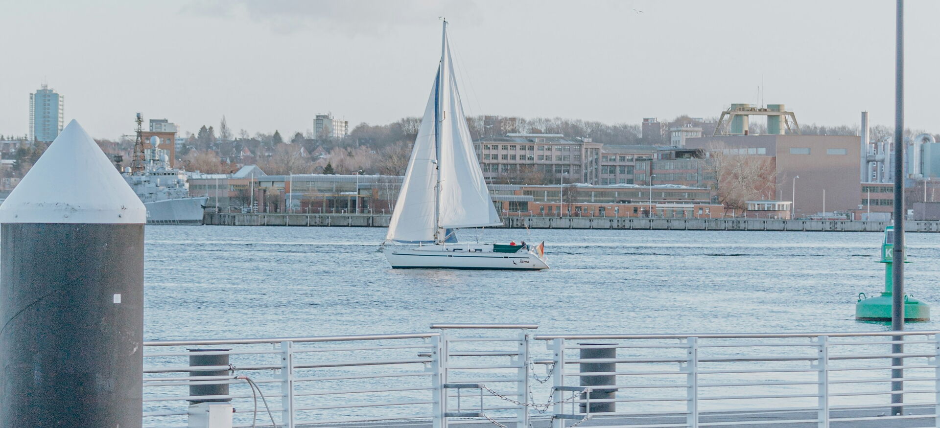 Kieler Steg mit Segelboot