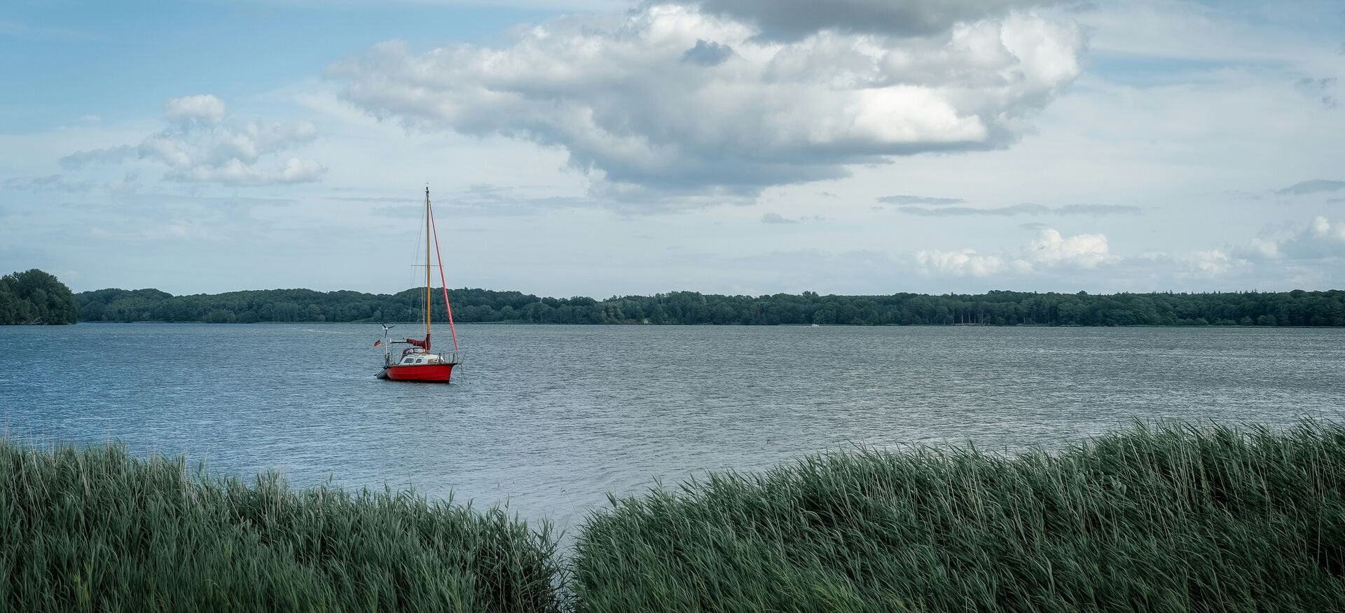 Segelboot auf einem See