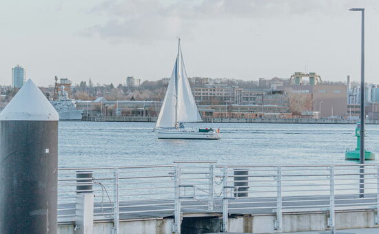Kieler Steg mit Segelboot