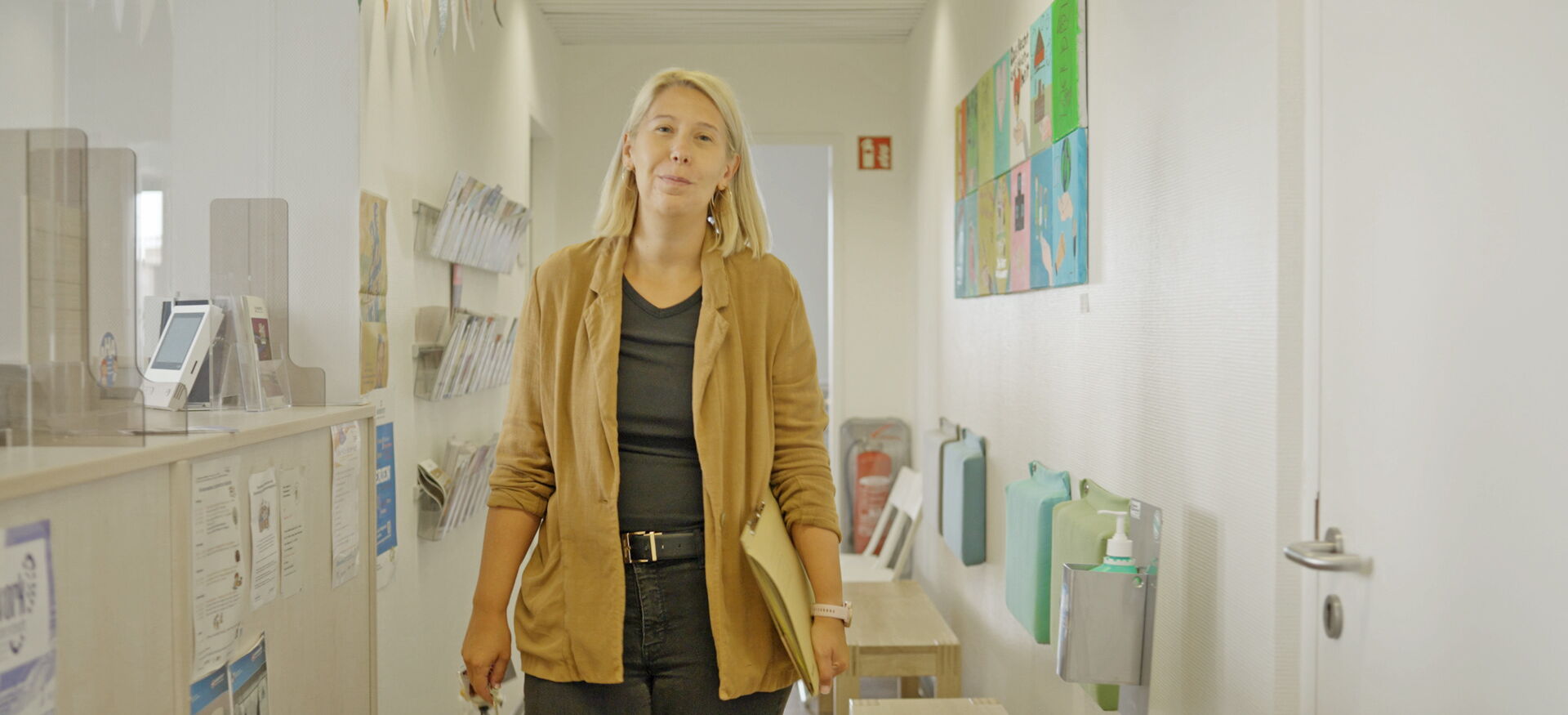 Cindy H. steht in der Rezeption